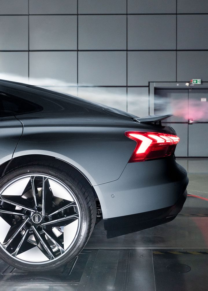 El humo circula a través del alerón trasero del Audi RS e-tron GT.  