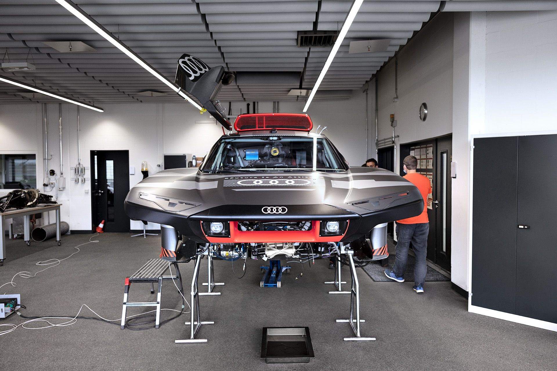 De Audi RS Q e-tron¹ in delen opgebouwd in de zogenaamde afstelruimte, hier is het voorste deel te zien. 