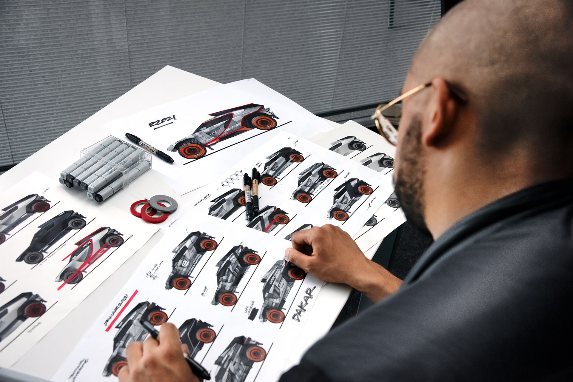 Audi RSQ e-tron'un eskizleri ve çizimleri.