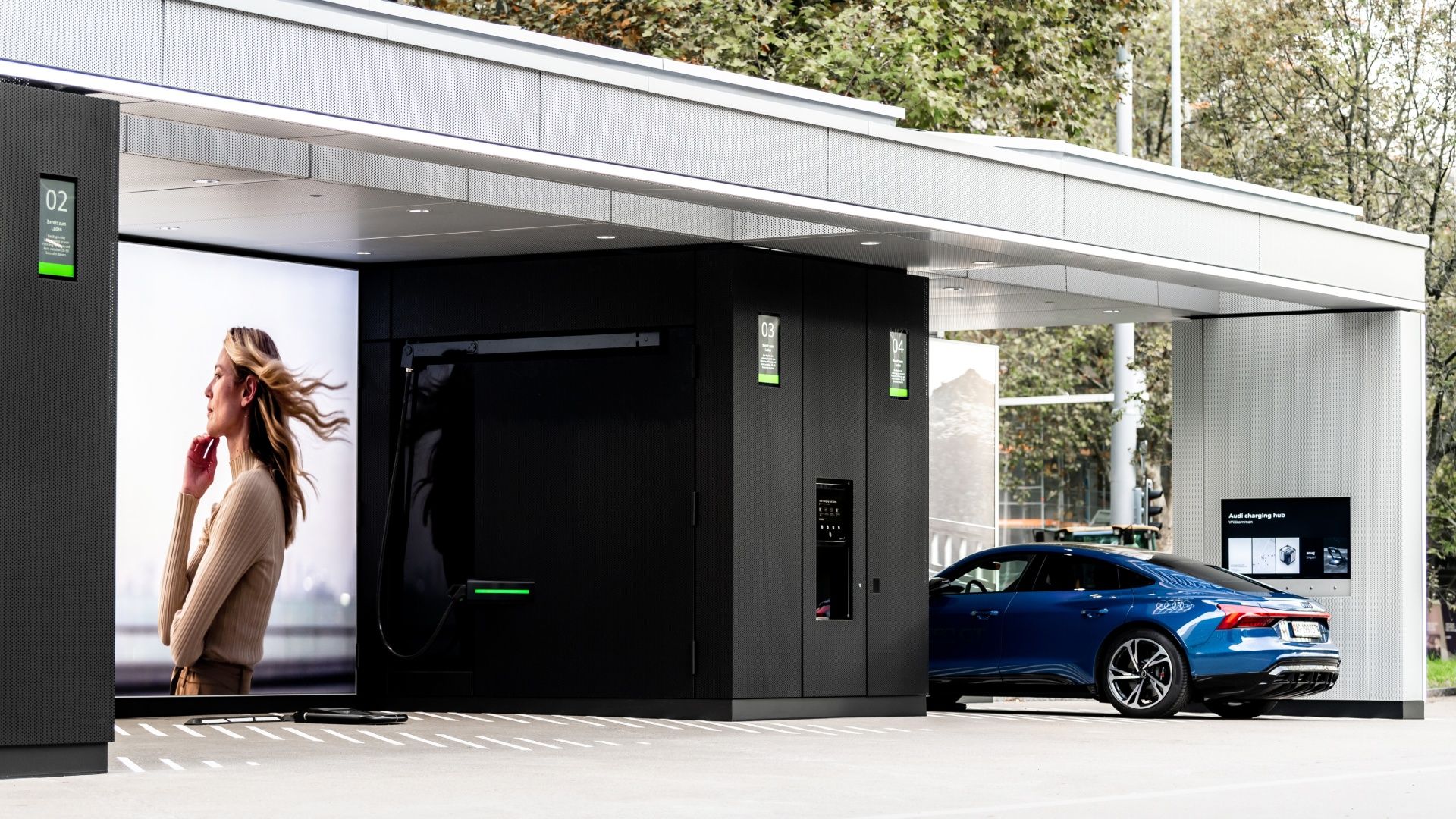 Überdachte Ladestationen des Audi charging hub.