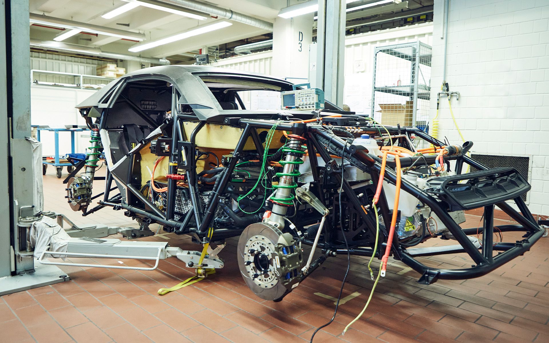 La coque de l'Audi S1 Hoonitron dans l’atelier de fabrication.   