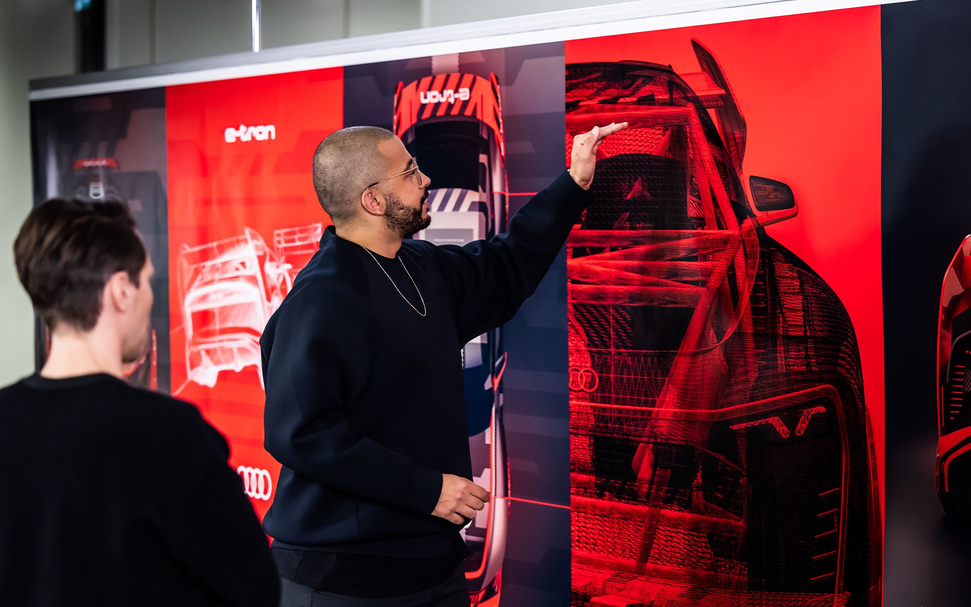 Le designer Marco dos Santos détaille l'habillage de l'Audi S1 Hoonitron à l'aide d'un dessin. 