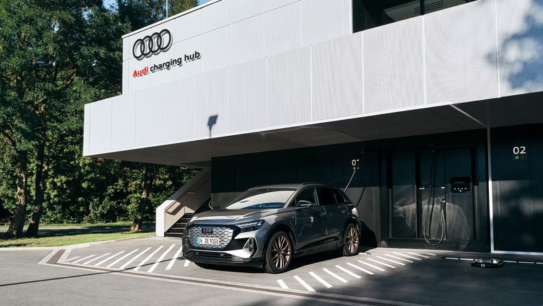 Audi Q4 e-tron presso  il primo Audi charging hub a Norimberga