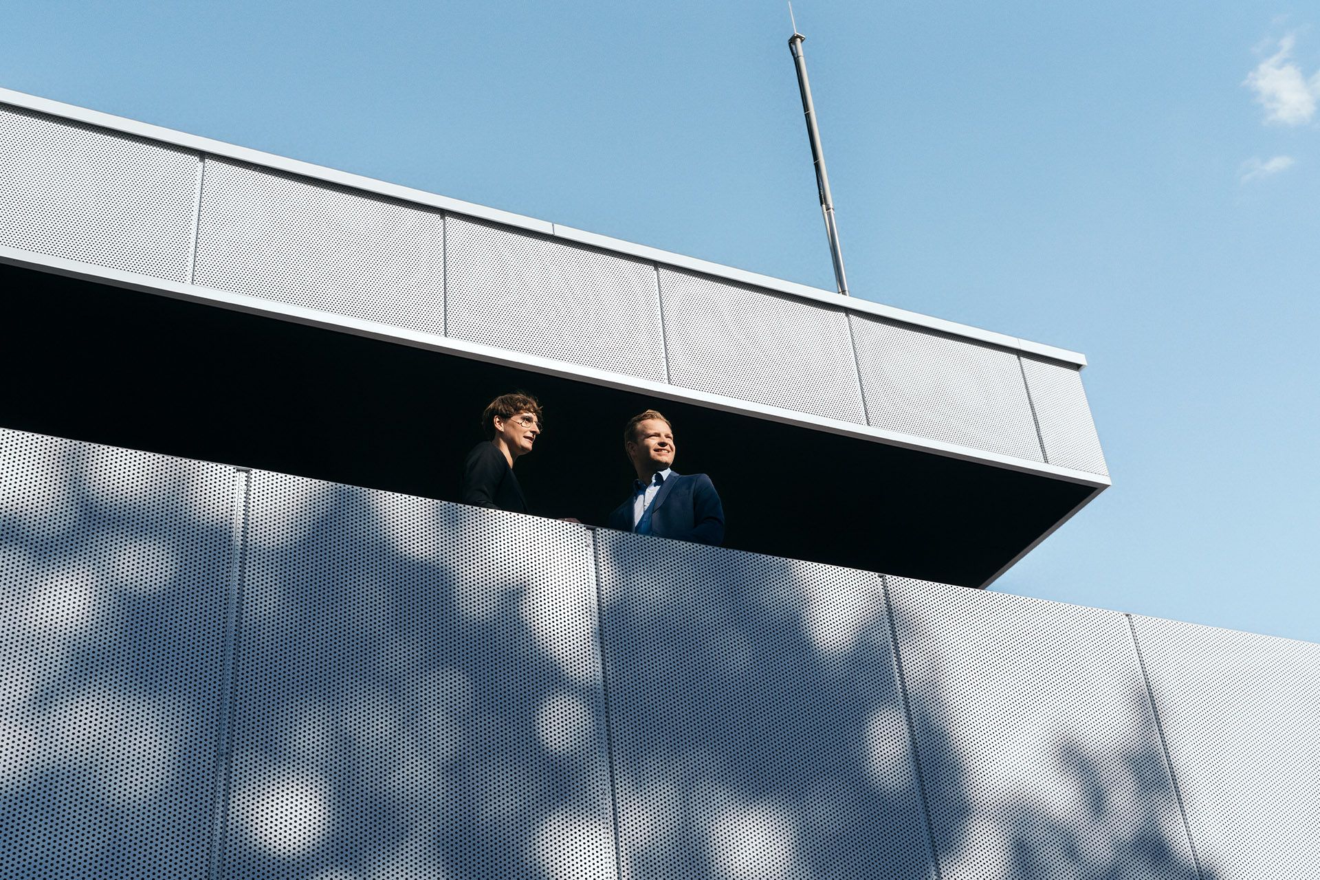 Sürdürülebilirlik uzmanları Dr. Johanna Klewitz ve Malte Vömel Audi şarj merkezinin salonunun balkonunda.