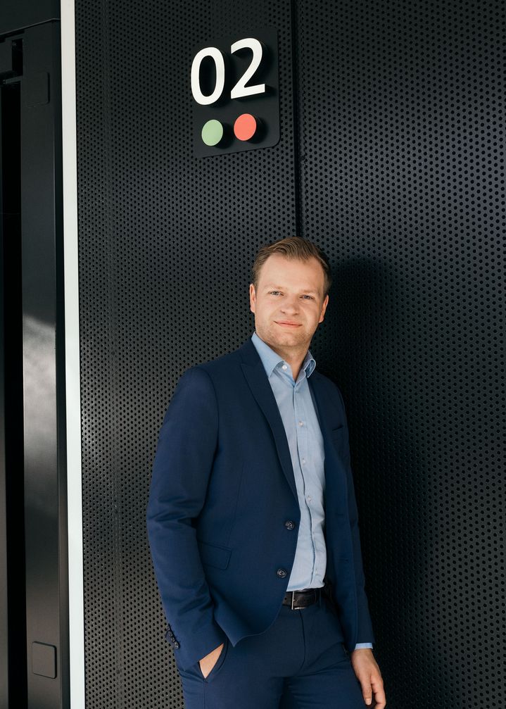 Malte Vömel, responsabile di progetto per la strategia di decarbonizzazione, e alle sue spalle il primo Audi charging hub.