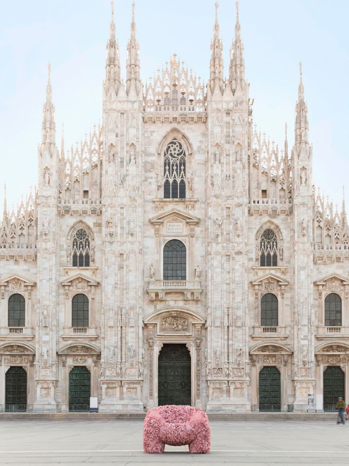 L'« Hortensia Chair » sur le parvis de la cathédrale de Milan.