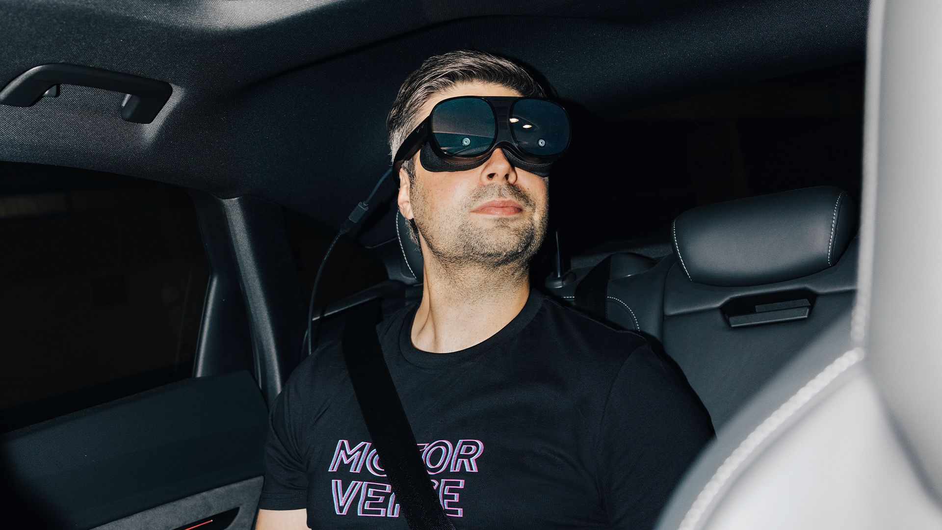 VR gözlükleri takan Nils Wollny Audi’nin arka koltuğunda oturuyor.
