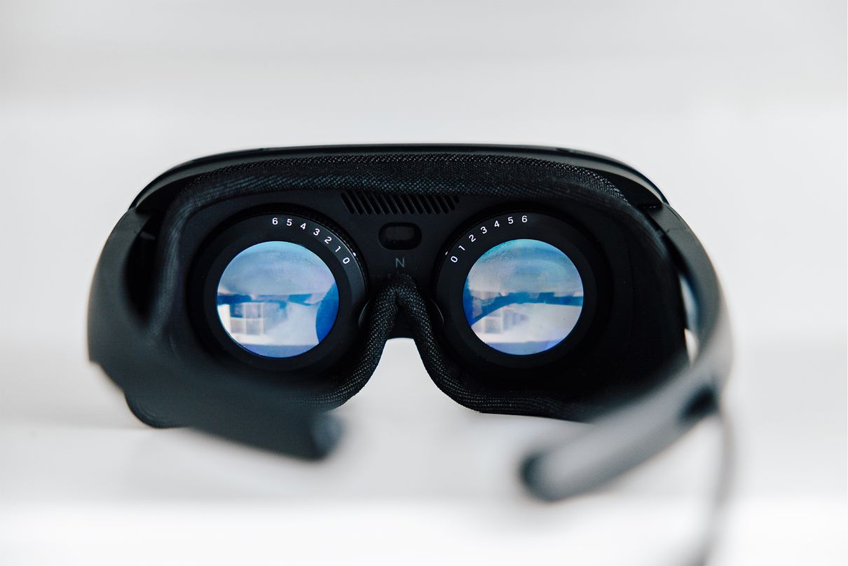 Blick in eine VR-Brille.