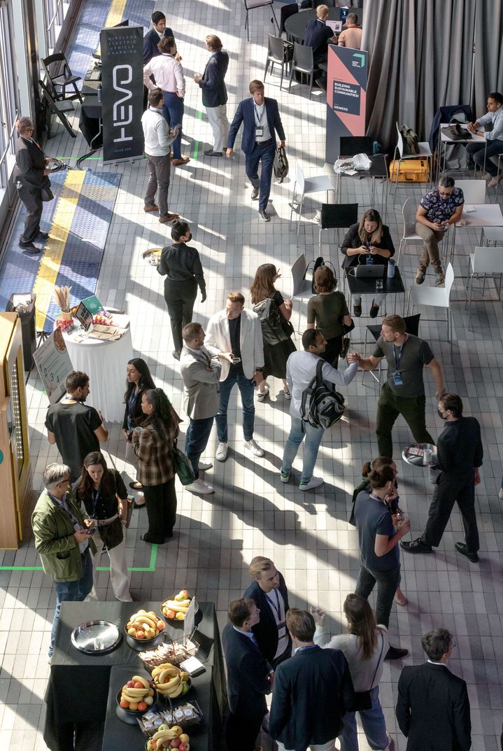 Besucher_innen des Greentech Festivals sind auf der Veranstaltungsfläche zu sehen.