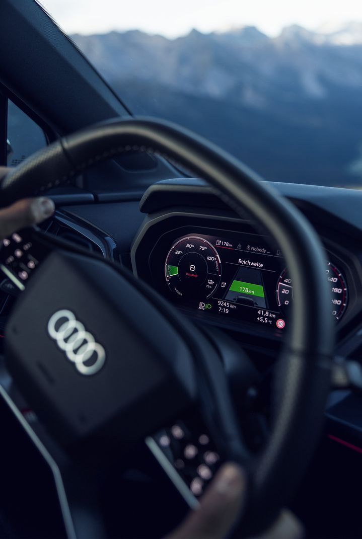Le poste de conduite virtuel Audi montre le processus de récupération de l'énergie au freinage. 