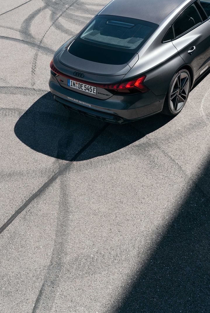 Vista posteriore dall'alto di Audi RS e-tron GT. 