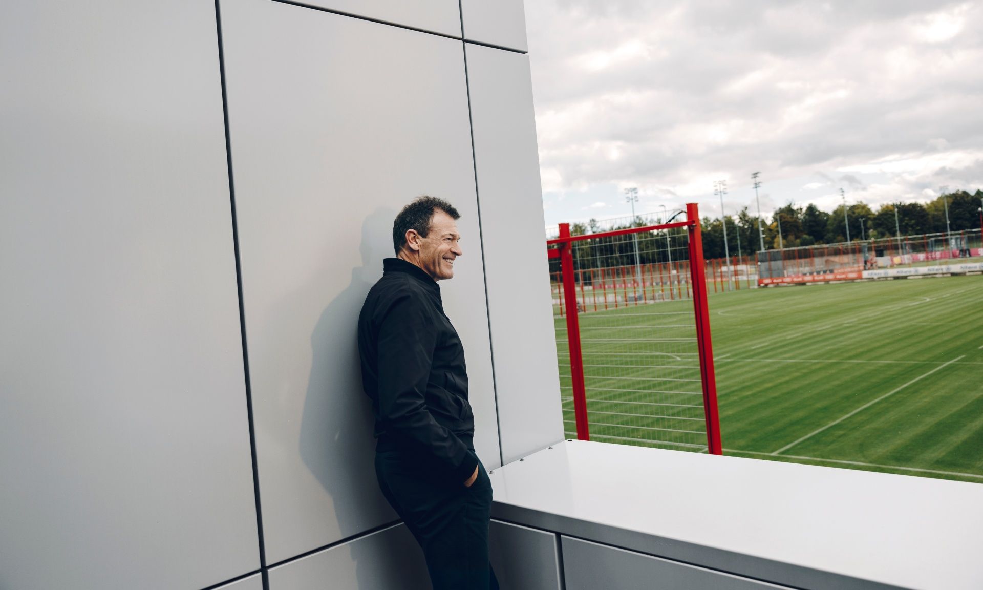 Andreas Jung blickt vom Balkon auf das Trainingsgelände des FC Bayern.