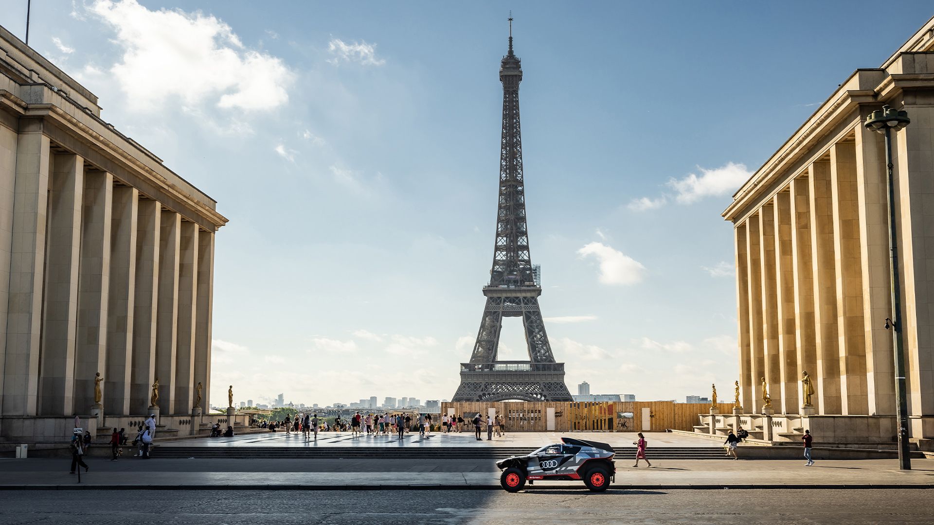 L'Audi RS Q e-tron est garée dans une rue. En arrière-plan, on aperçoit la tour Eiffel. 