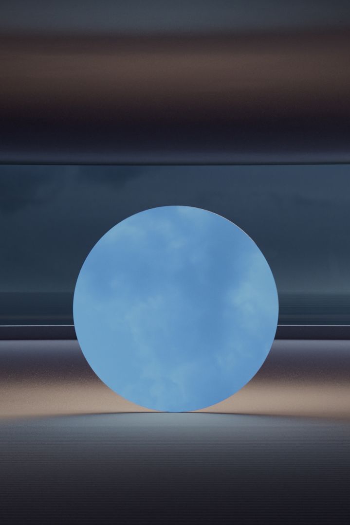 Een donkerblauwe hemel wordt weerspiegeld in een deel van het kunstwerk