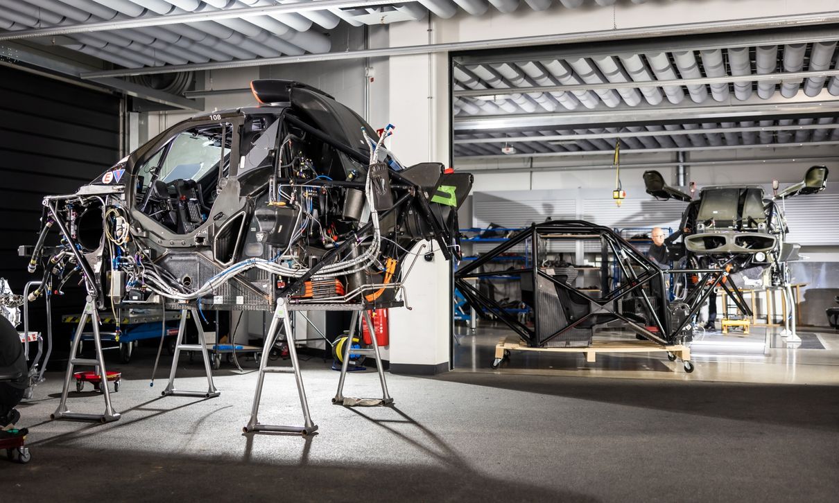 Ralli araçlarını Dakar Rallisi’nde kullanım için en iyi şekilde hazırlamak amacıyla, üç adet ikinci nesil Audi RS Q e-tron¹ aracın tümü, Fas Rallisi’nden sonra en küçük ayrıntılarına dek kontrol edildi. 2023 Dakar Rallisi 31 Aralık’ta başladığında, her şey, mümkün olan en iyi şekilde hazırlanmalıdır.