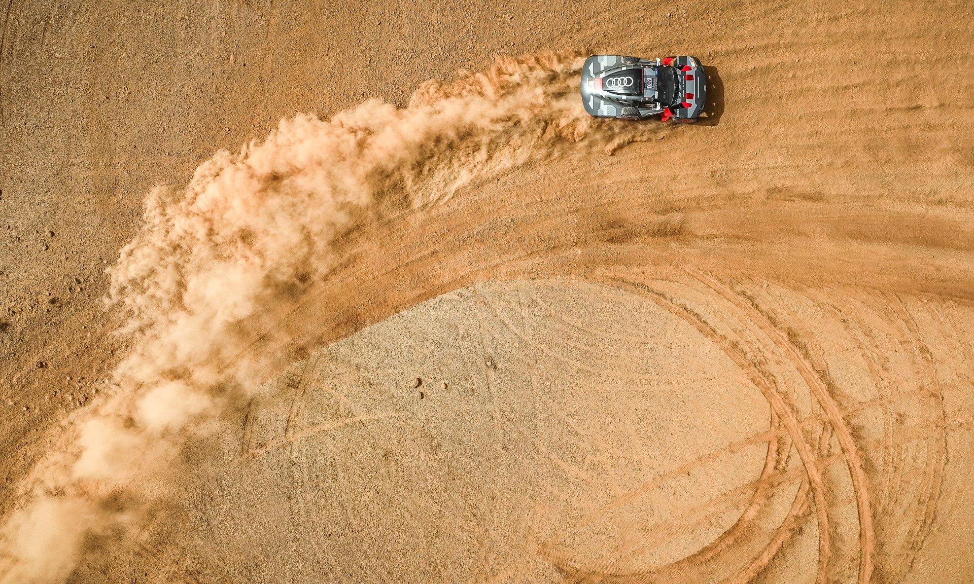 Ein Audi RS Q e-tron fährt durch die Wüste