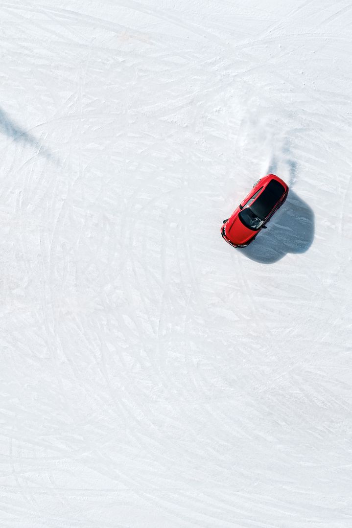 Audi RS e-tron GT¹ en perspective aérienne. 