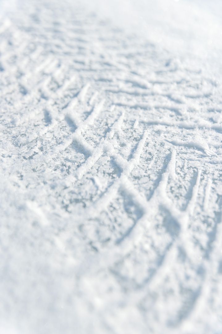 雪地里的轮胎痕迹。
