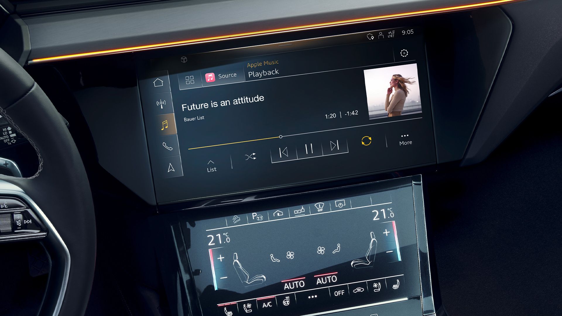 Primer plano de la pantalla del vehículo que reproduce la música.