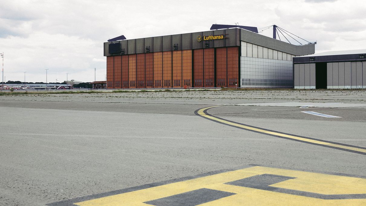 Vue du hangar pour avions de l'aérodrome de Tegel à Berlin.