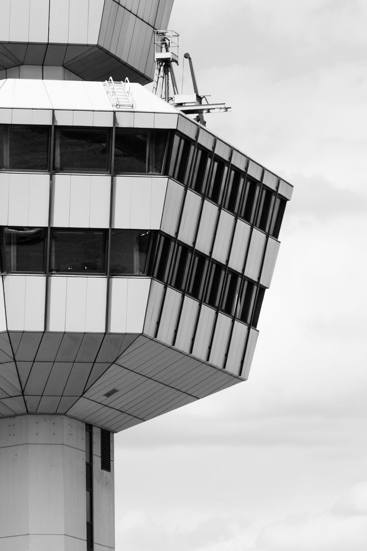 Nella sezione si vede la torre dell'aeroporto di Berlino Tegel.