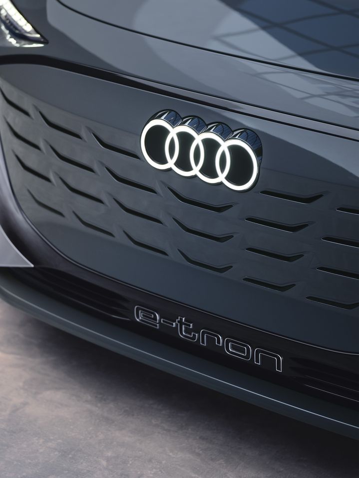 Close-up van het singleframe van de Audi A6 Avant e-tron concept.