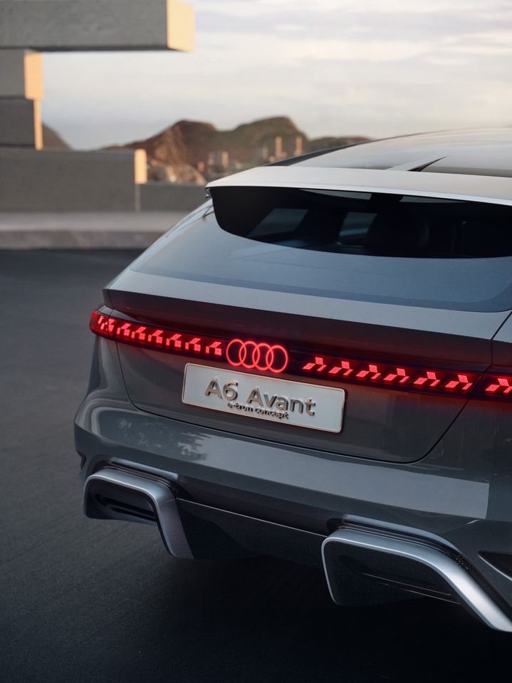 Achteraanzicht van de Audi A6 Avant e-tron concept met doorgetrokken lichtenband.