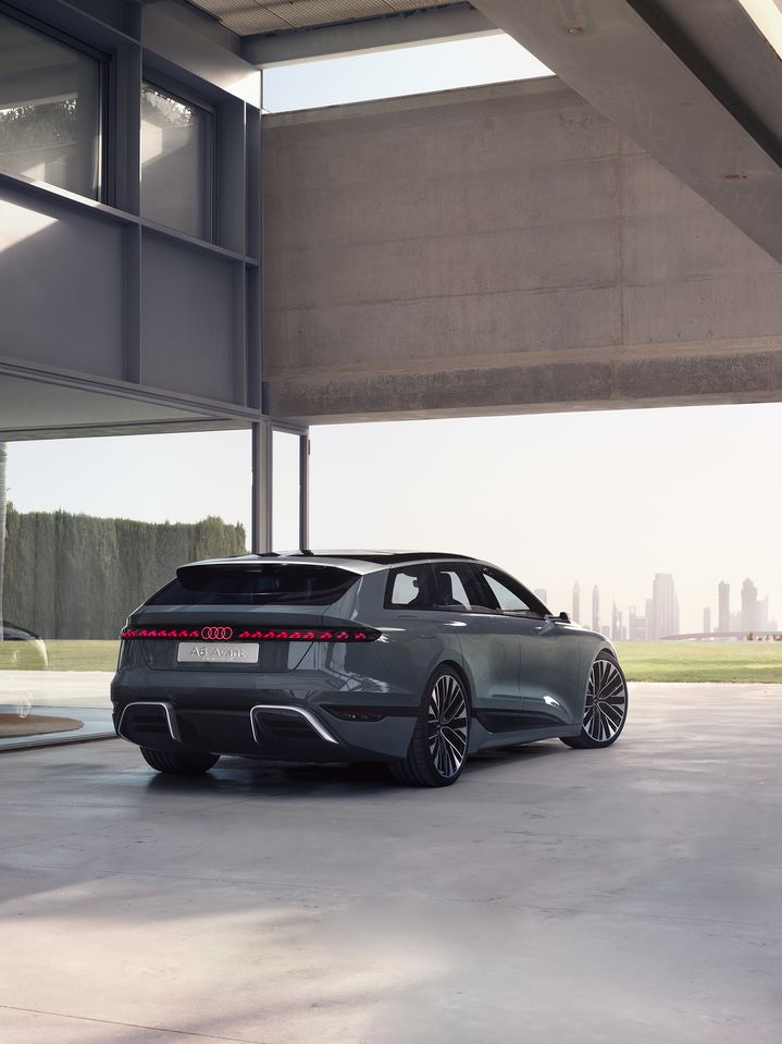 Zijaanzicht van de achterkant van de Audi A6 Avant e-tron concept