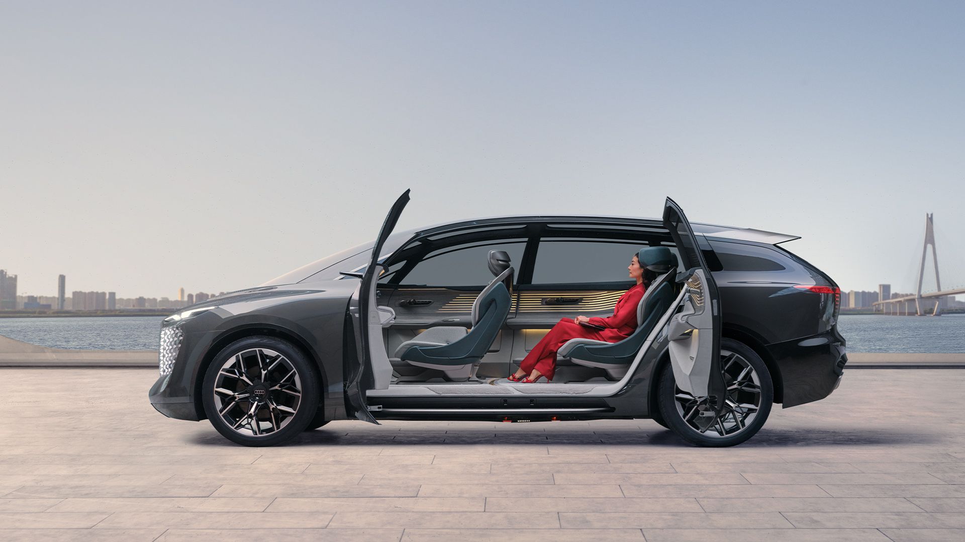 Las puertas abiertas dejan la vista despejada al habitáculo del Audi urbansphere concept.