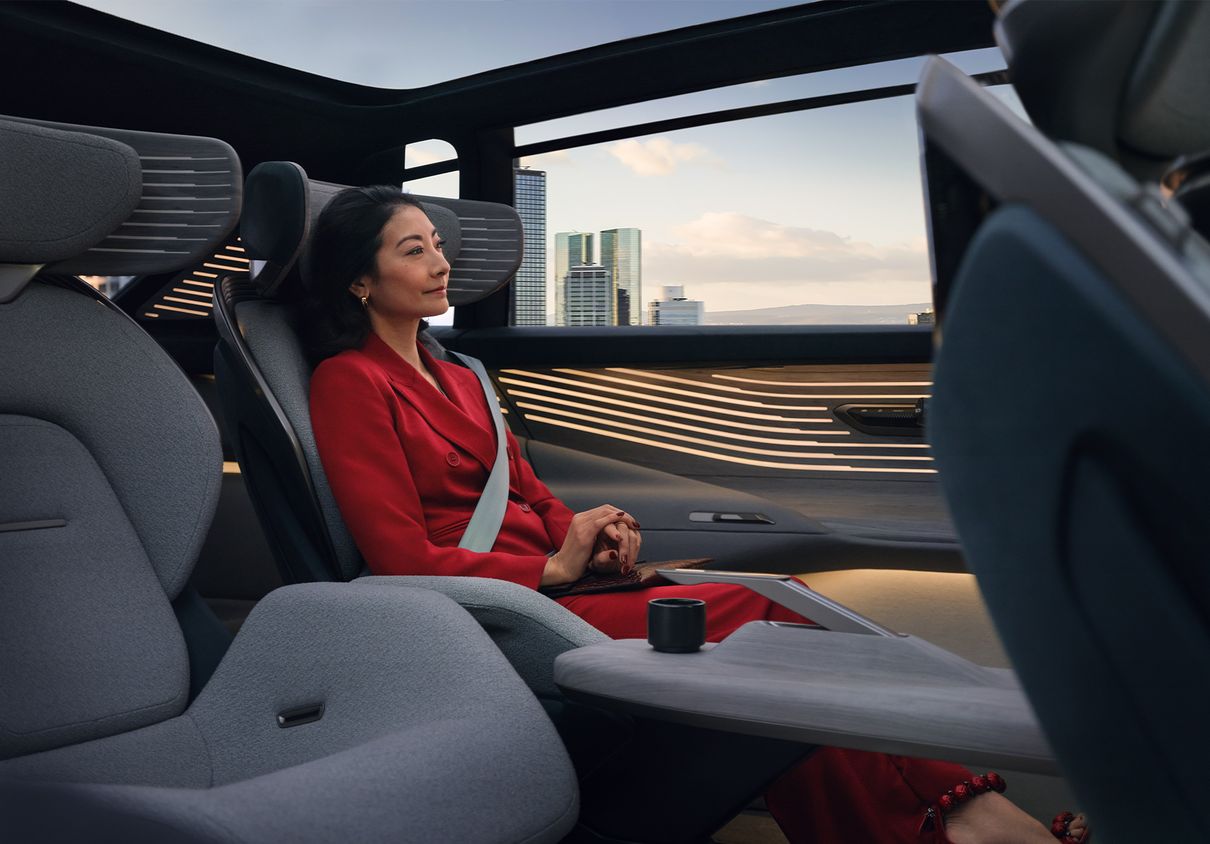 Passeggeri nel vano posteriore di Audi urbansphere concept.