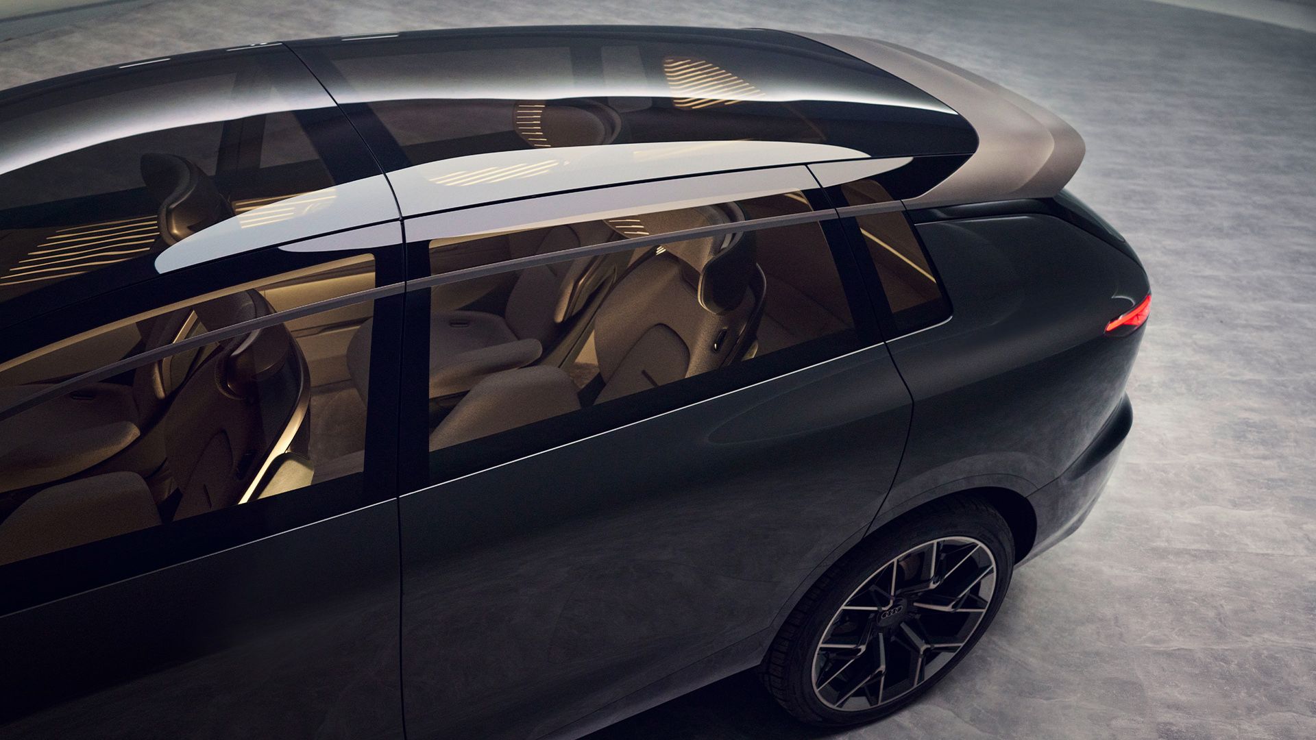 Vue de l'intérieur de l'Audi urbansphere concept à travers le toit vitré.