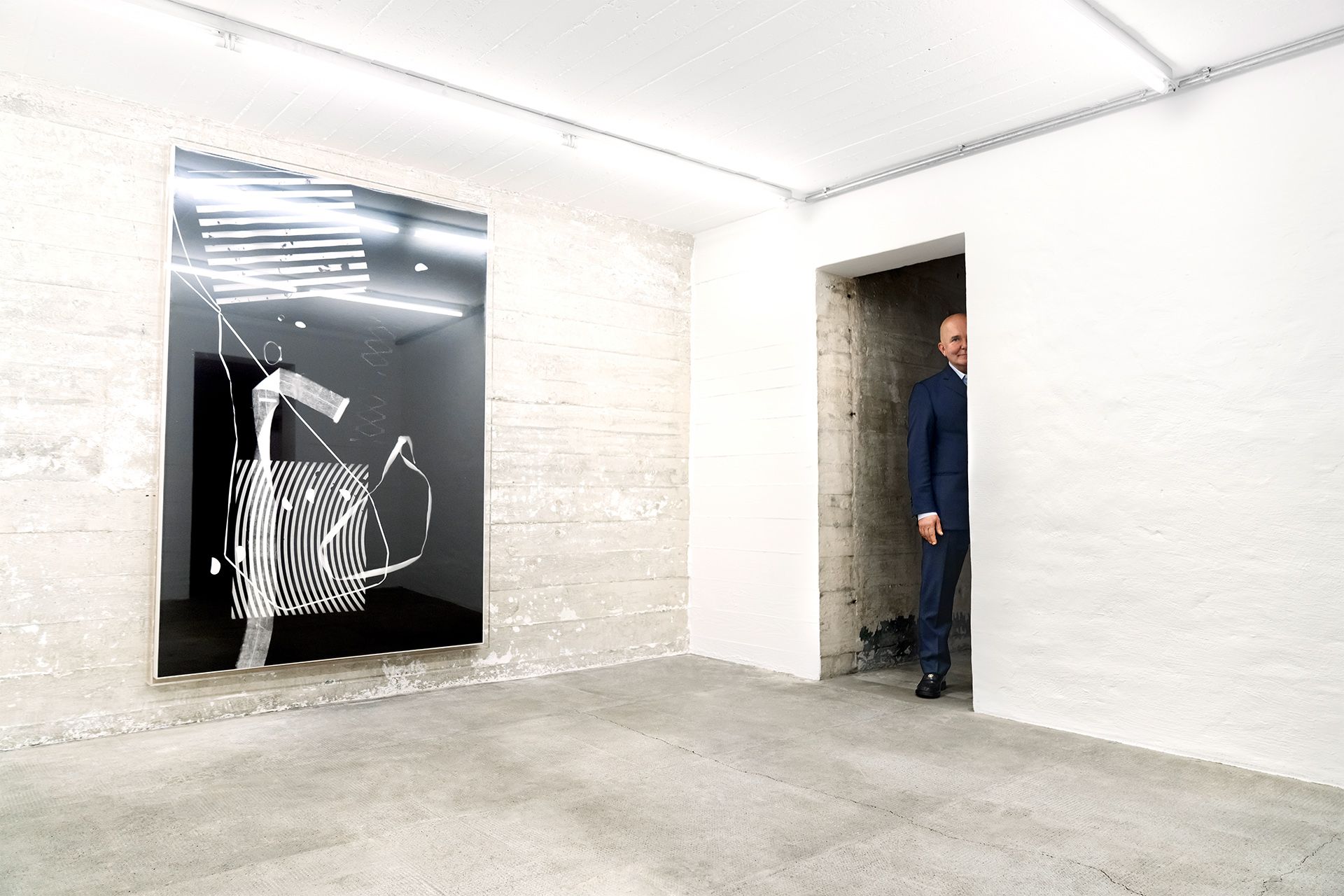 An der Wand ein Fotogramm von Fabian Marti. In dem Kunstbunker wechseln sich auf fünf Etagen kleine mit großen Ausstellungsräumen ab. 