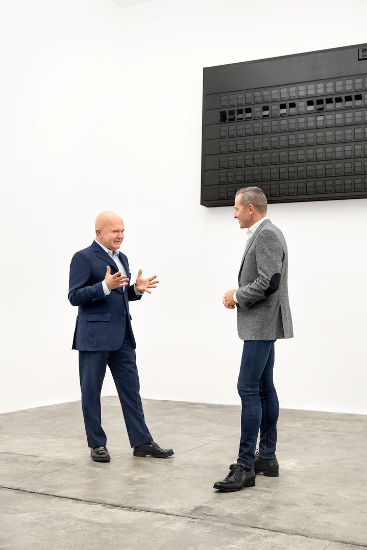Henrik Wenders ve Christian Boros sohbet ediyor.