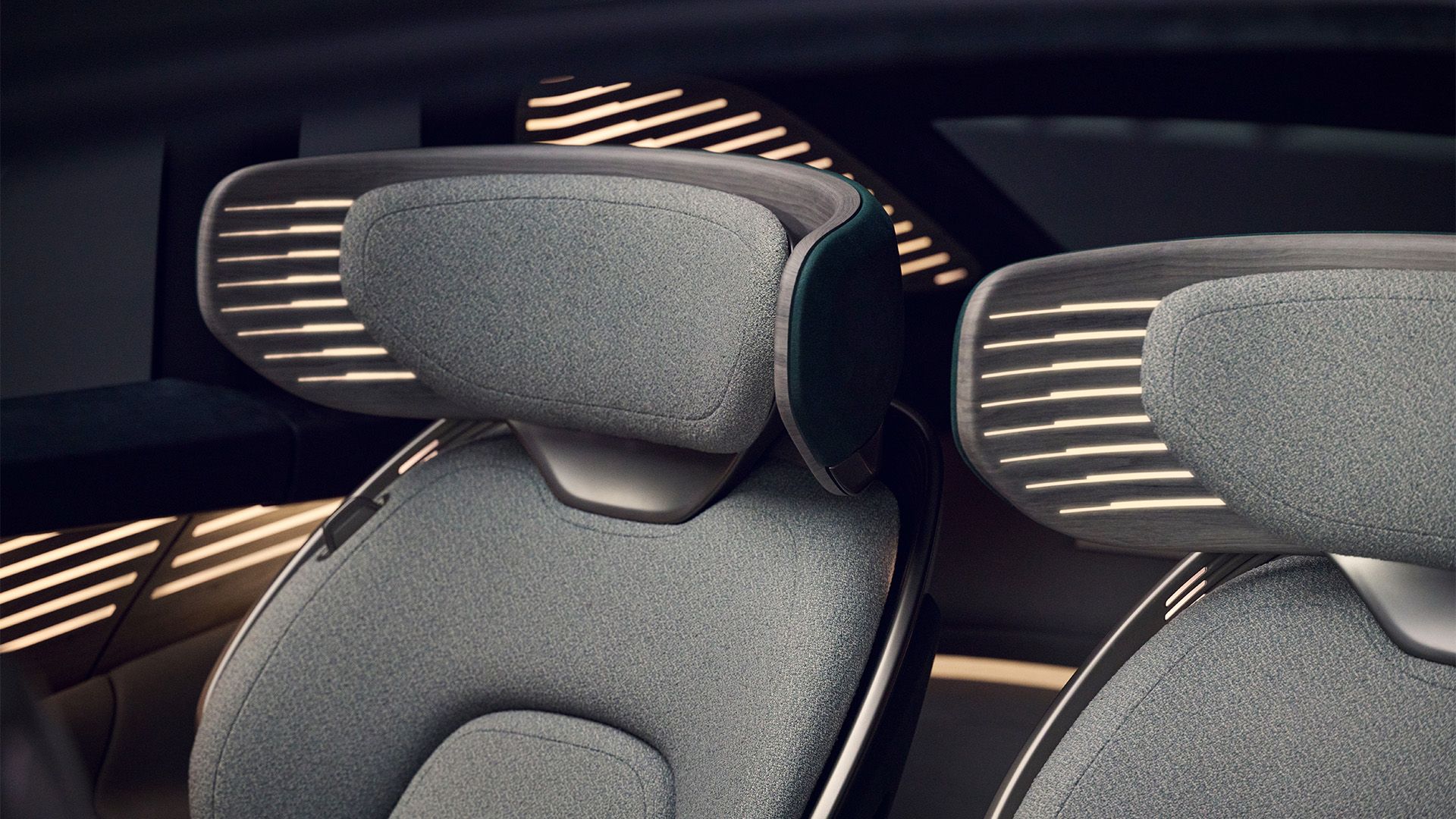 Audi urbansphere concept’in içinde, koltuk başlığı alanında hafif öğelere sahip iki koltuktan oluşan bir yakın çekim.
