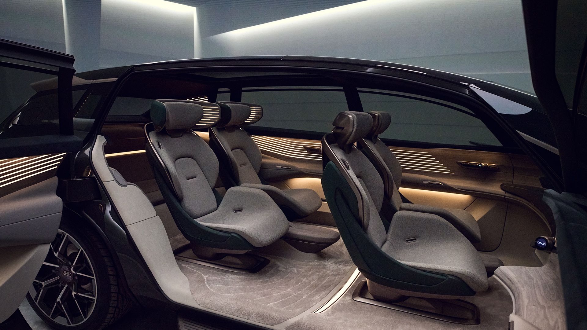 Uno sguardo nell’abitacolo di Audi urbansphere concept, con quattro sedili singoli. 
