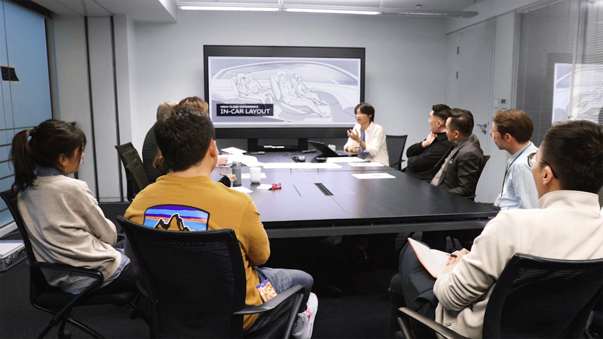 Audi tasarımcıları grupla konuşuyor.