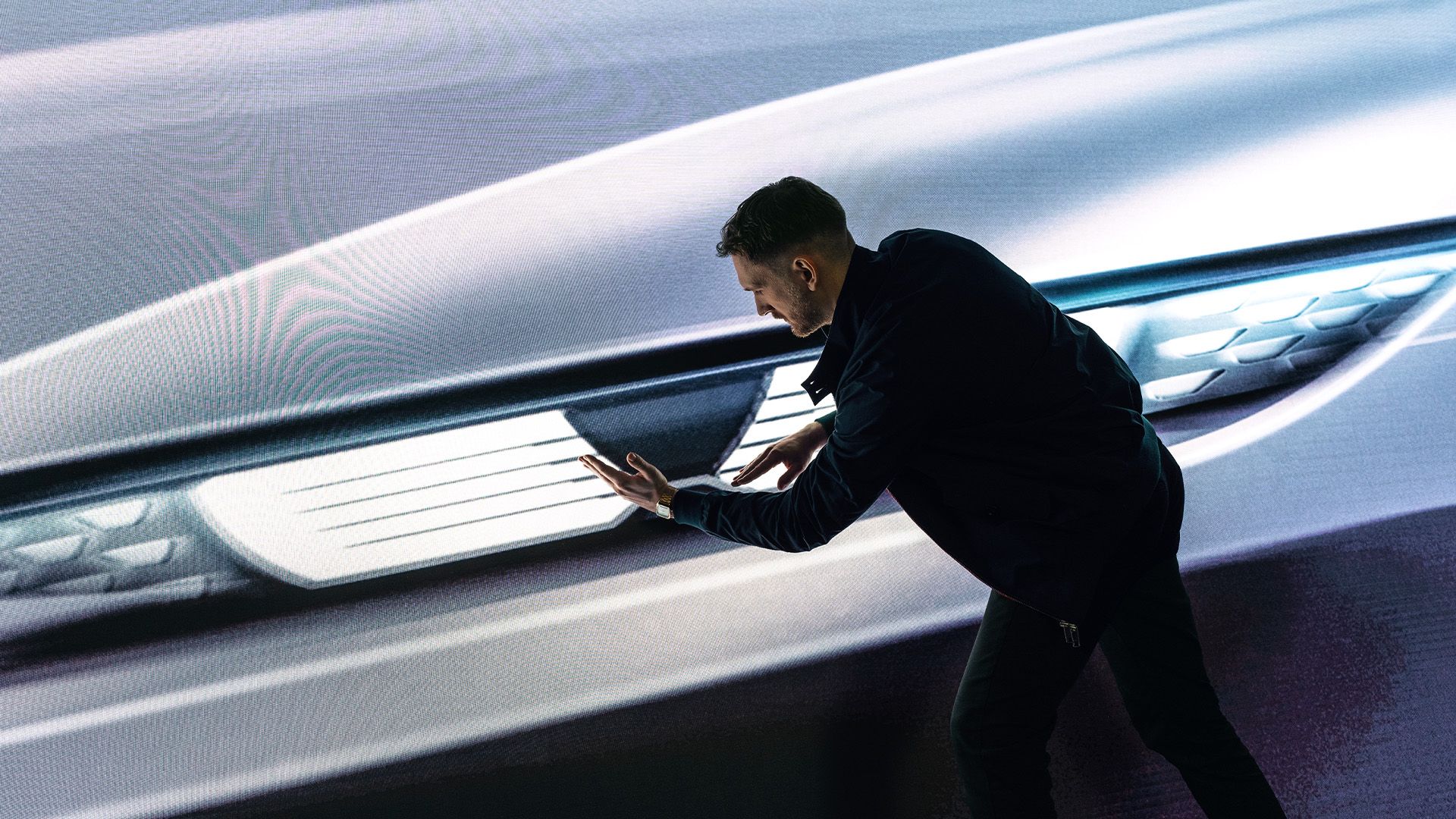 Designer Rittwage präsentiert die Audi Eyes am Bildschirm.