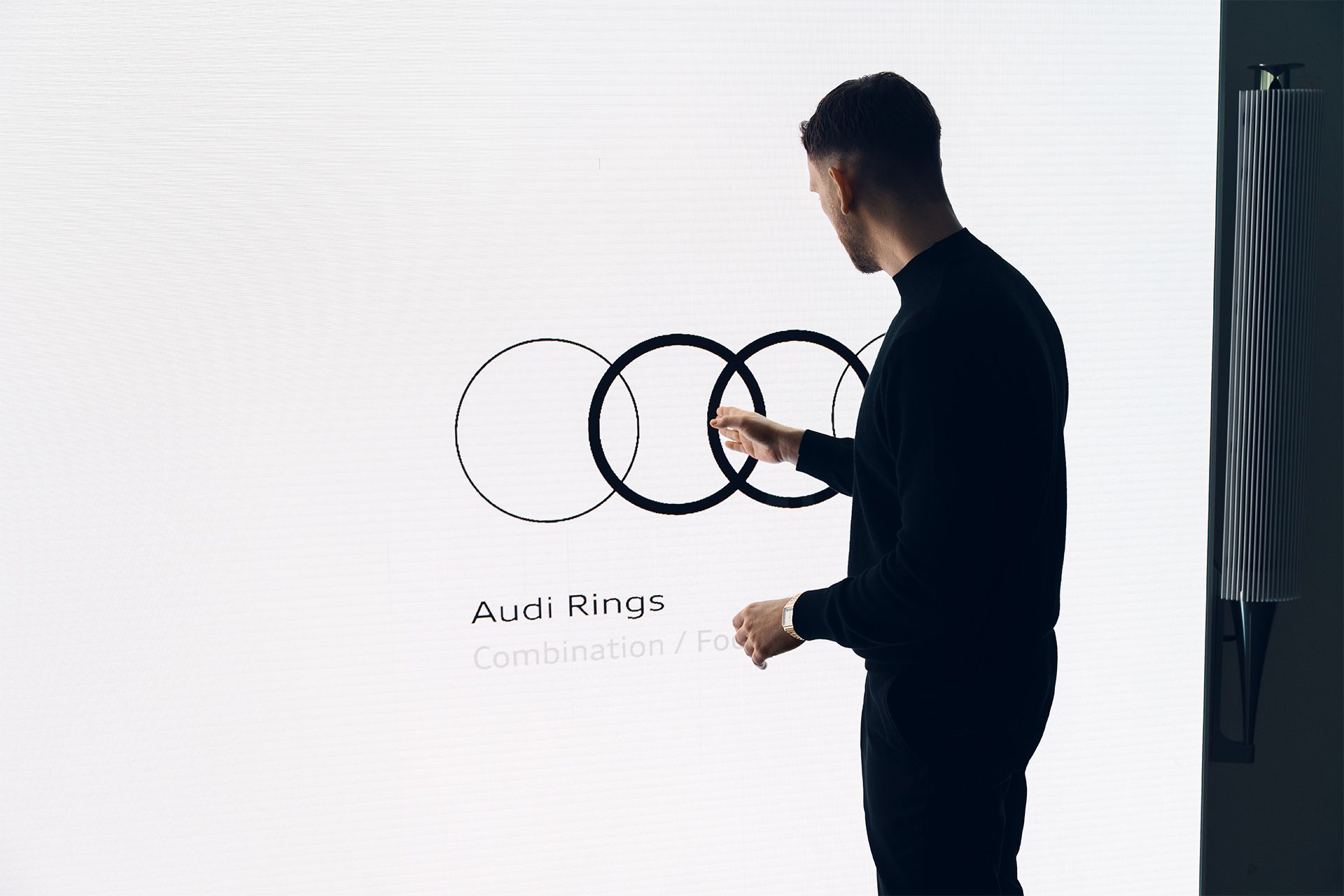 Bir ekrandaki Audi halkaları.
