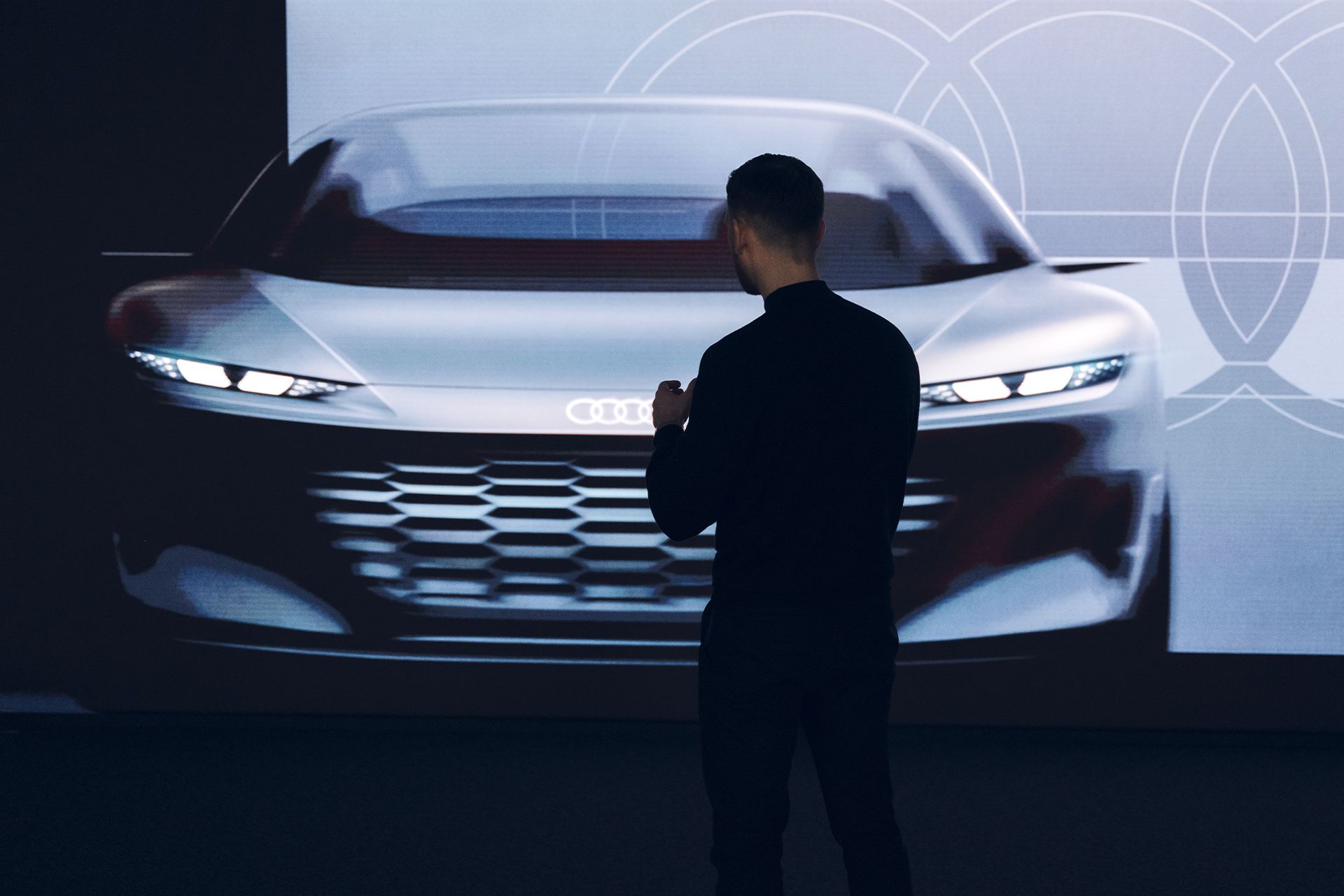 Tasarımcı Lukas Rittwage Audi halkalarını bantlıyor.
