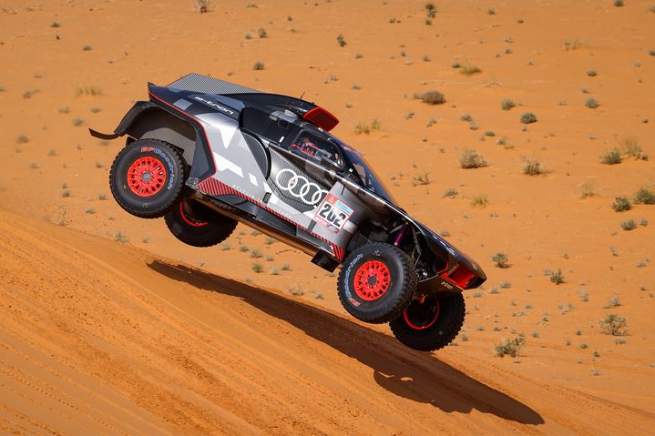 L'Audi RS Q e-tron parcourt les dunes.
