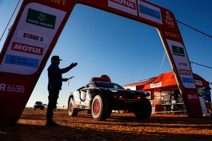 De Audi RS Q e-tron aan de start van de vijfde etappe van de Dakar-rally 2022.