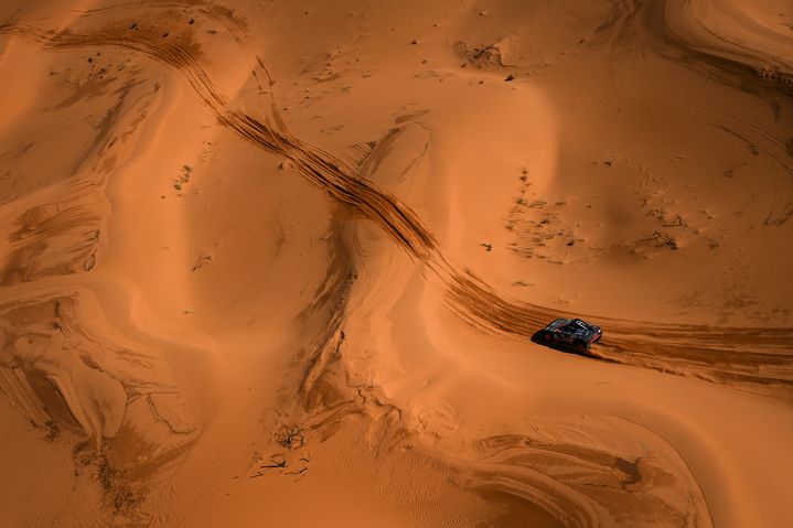 Vue aérienne du paysage du désert saoudien et de l'Audi RS Q e-tron