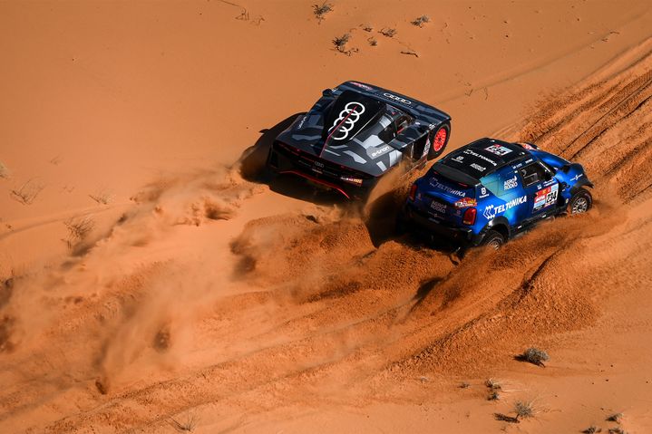 L'Audi RS Q e-tron lors d'une manœuvre de dépassement dans le désert