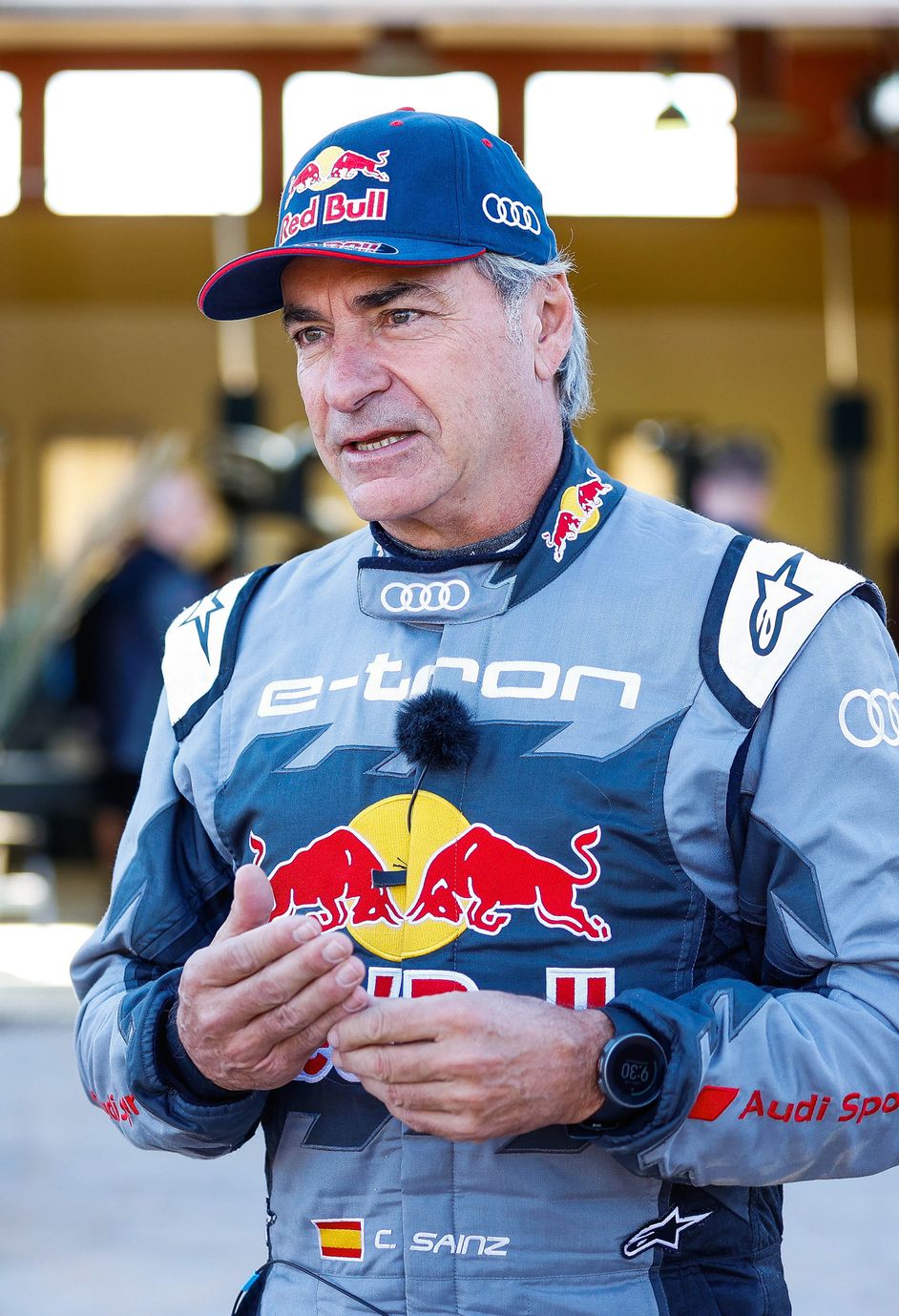 Portrait von Audi Werksfahrer und Rallyelegende Carlos Sainz