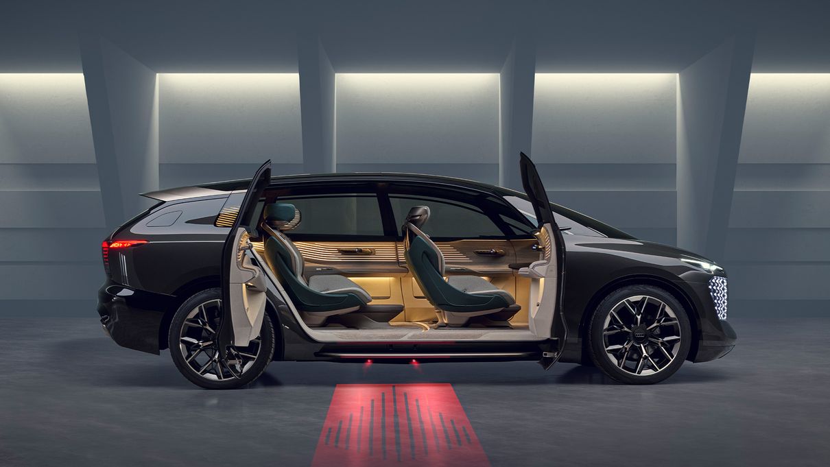 Açık kapılar Audi urbansphere concept otomobilin iç mekanını ortaya çıkarıyor.