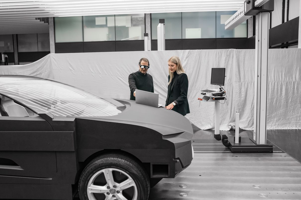 研发空间中，Jan、Christina 和车辆模拟模型在一起。