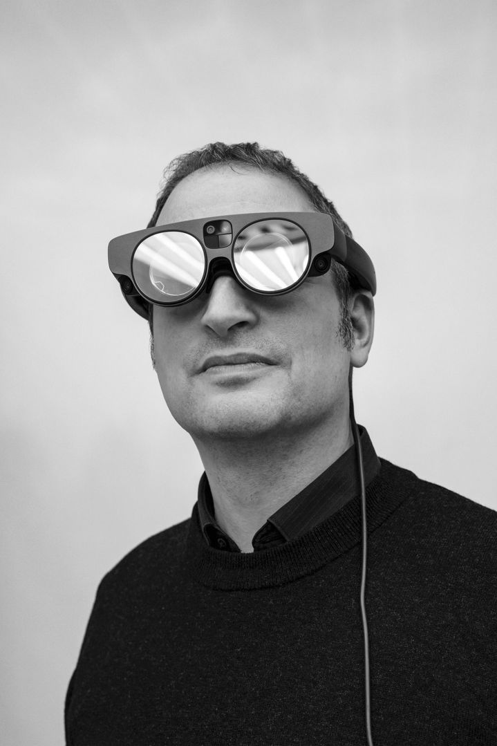 Jan mit Mixed-Reality-Brille.