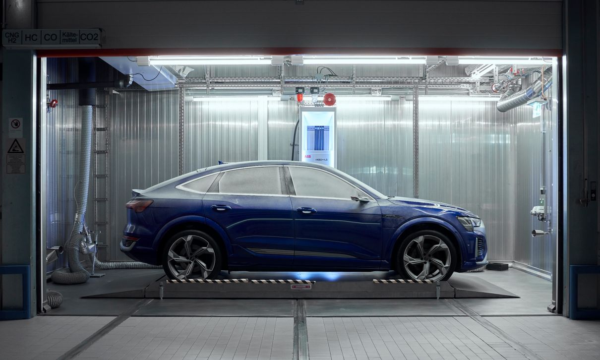 Vue latérale de l'Audi SQ8 Sportback e-tron dans la salle de simulation des conditions.