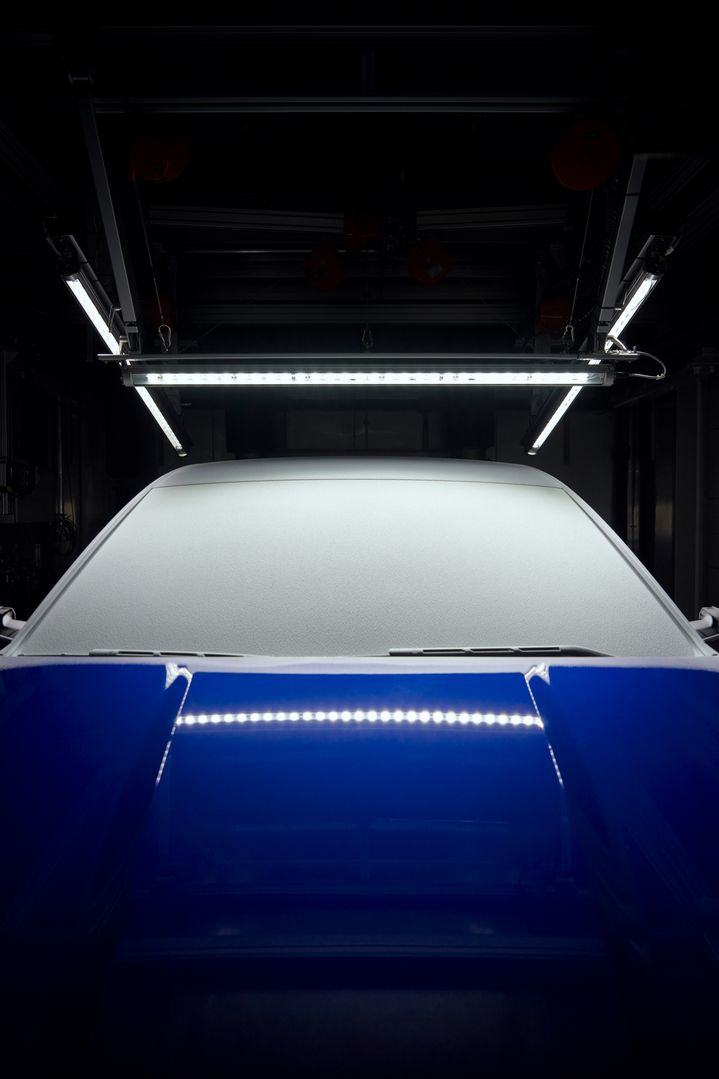 奥迪 SQ8 Sportback e-tron 的挡风玻璃已经结冰。