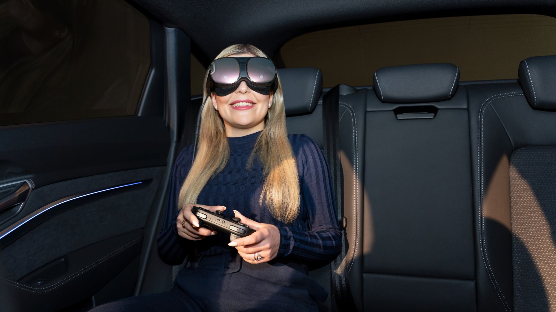 Ellada Kaufhold draagt een Virtual Reality-bril in de auto.